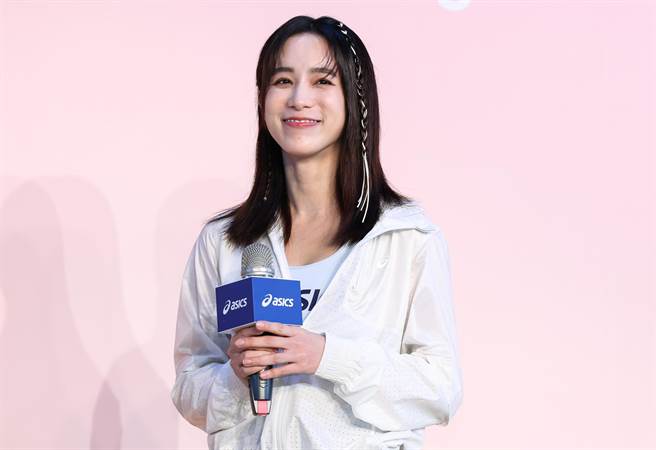 温贞菱担任品牌大使上台受访，笑容可爱。（陈俊吉摄）