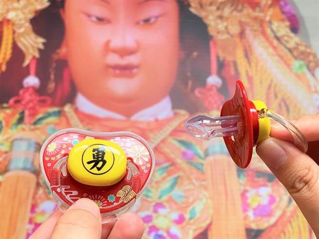 今年白沙屯安抚奶嘴限量5000个。（本报资料照片）