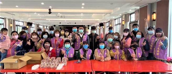 白沙屯妈祖沙鹿联谊会去年发赠奶嘴盛况。（李京升摄）