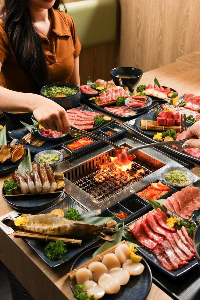 （单人烧肉品牌「烧肉Smile」空间打造日式风格，提供单人座位及2-4人座位，採半开放式包厢，有专属个人烤炉。图／烧肉Smile提供）