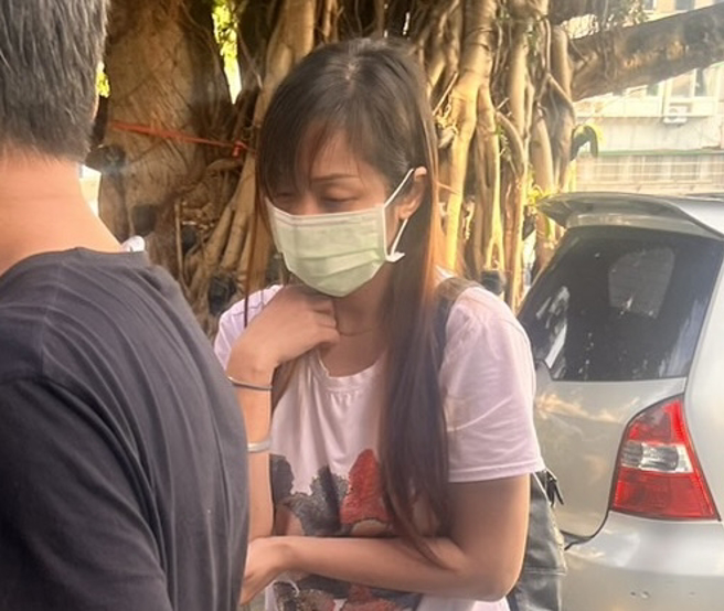 41岁王姓女毒虫前、现任在士林地检署外逞凶。（李文正翻摄）