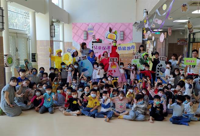 云林家扶中心23日到环球幼儿园演出绘本「顏色妖怪」，用顏色暗喻情绪，寓教于乐，作为小朋友的儿童节礼物。（周丽兰摄）