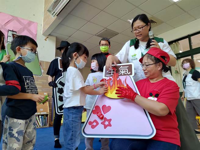 云林家扶社工与环球幼儿园老师一起带领小朋友认识情绪。（周丽兰摄）