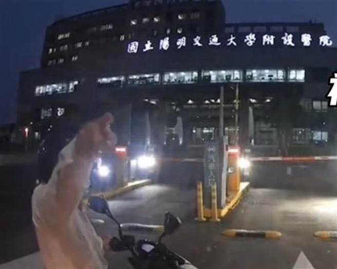 1名中年男子骑乘机车挡在公车前，不停比手画脚跟大声叫嚣。（民眾提供／吴佩蓉宜兰传真）