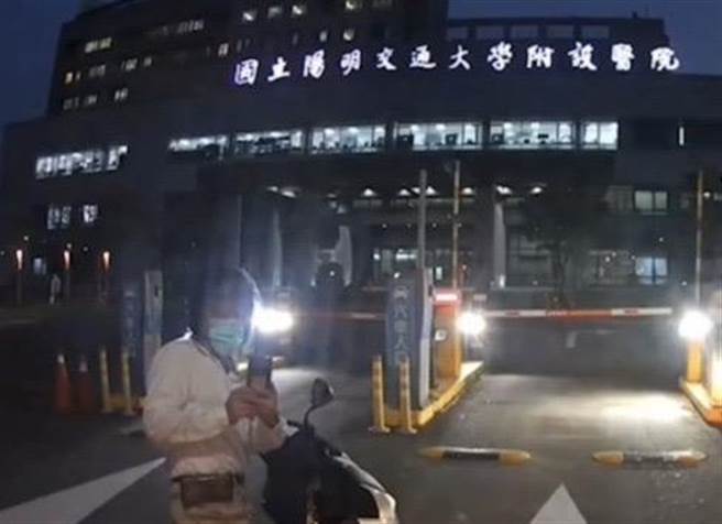 该名机车驾驶见公车司机不予理会便拿起手机作势拍照，才甘愿离去。（民眾提供／吴佩蓉宜兰传真）