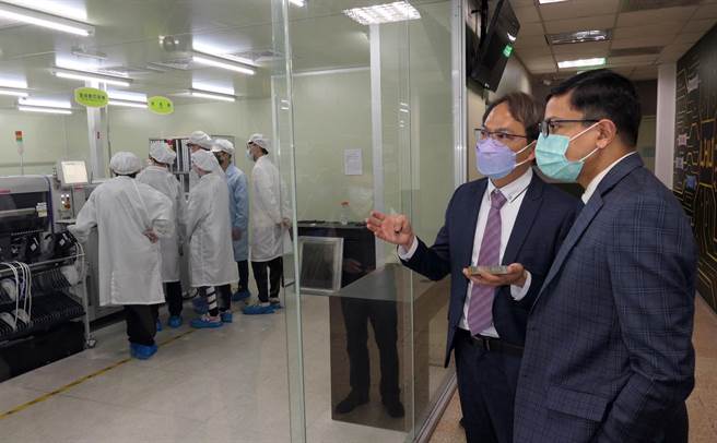 印度台北协会会长戴国澜（Gourangalal Das）、副会长崔柏尚（Prasant Tripathi），3月21日蒞临龙华科技大学参访。（校方提供）