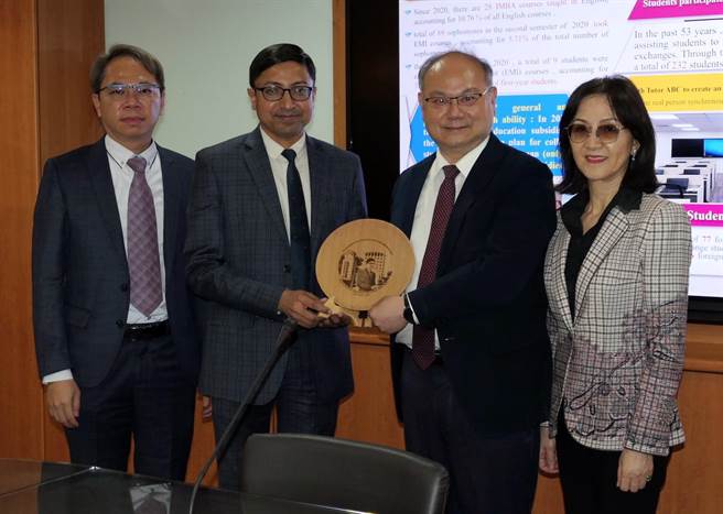 印度台北协会会长戴国澜（Gourangalal Das）、副会长崔柏尚（Prasant Tripathi），3月21日蒞临龙华科技大学参访。（校方提供）