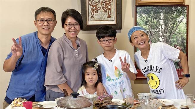 曹兰（右）担任《谁来晚餐》来宾，拜访同样选择东漂生活的一家。（公视提供）