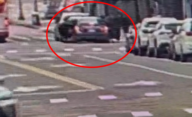 北市内湖区23日下午发生抢案，一名谢姓女子提领695万现金后准备乘车之际，遭到歹徒劫走其中500万元。（图／翻摄照片）