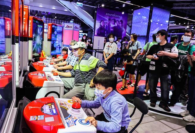 游戏体验会吸引一票大小朋友力拚手气，想把强力卡匣带回家。（罗永铭摄）