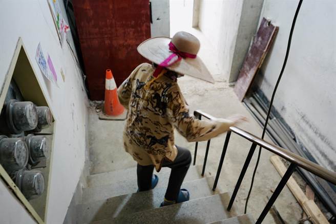 新北市树林区一处42年老公寓，住户多半为高龄长者，常大嘆返家路遥遥，借着新北市府推出的「电梯特快车」方案安装电梯，工程预计9月完工。（城乡局提供）