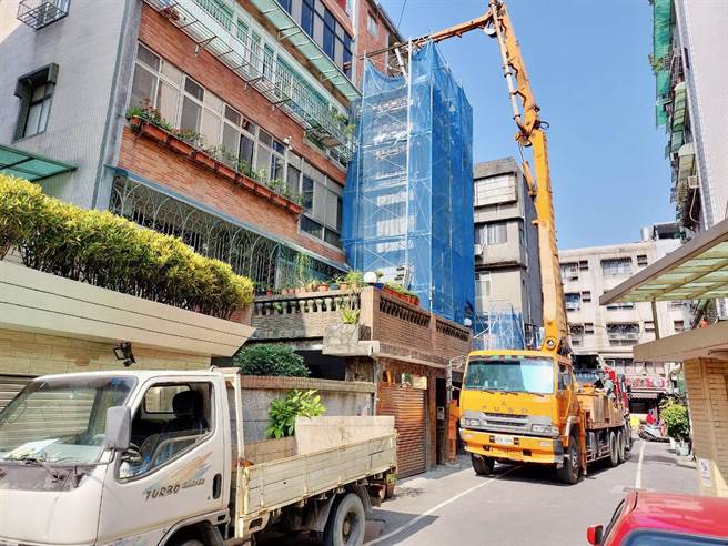 新北市树林区一处42年老公寓，住户多半为高龄长者，常大嘆返家路遥遥，借着新北市府推出的「电梯特快车」方案安装电梯，工程预计9月完工。（城乡局提供）