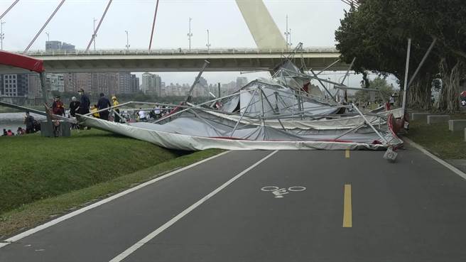 原住民运动会设置在大佳河滨公园旁的的帐篷被吹倒，造成一位民眾受伤。（北市体育局提供／张芷瑜台北传真）