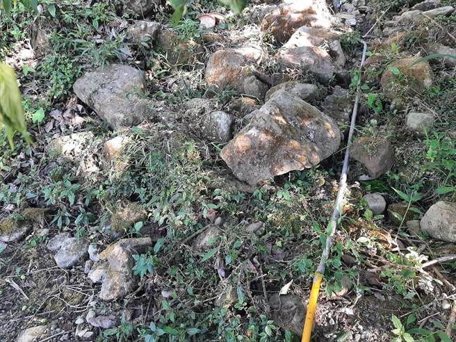 梅嶺的溪流已乾涸，居民另找山泉水取代水源。（許鴻文提供／程炳璋台南傳真）