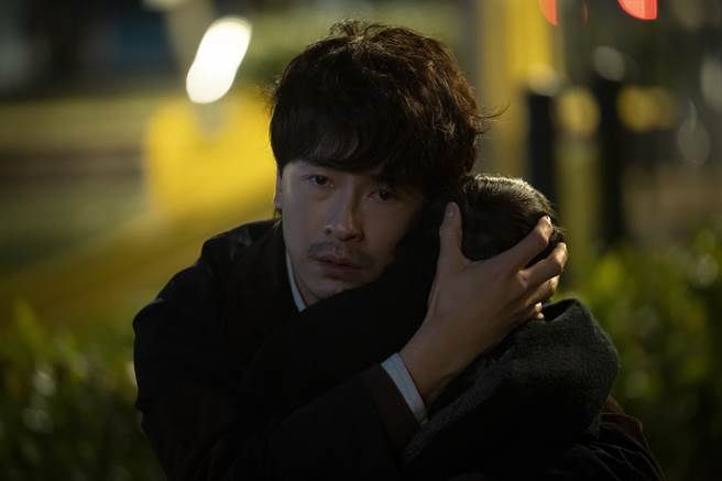 郑元畅饰演一个失去孩子之后执念很深的爸爸余镇元。（爱奇艺国际站提供）