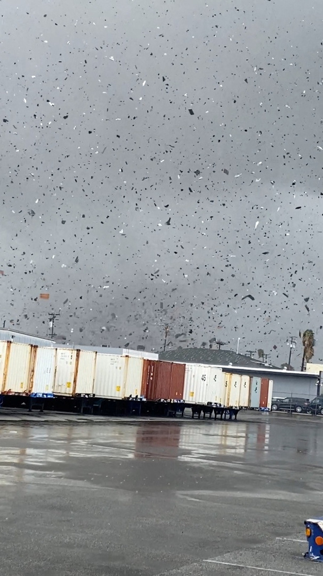 美國加州洛杉磯以南蒙地貝婁市22日出現罕見龍捲風，殘磚斷瓦漫天飛舞。（圖／路透社）
