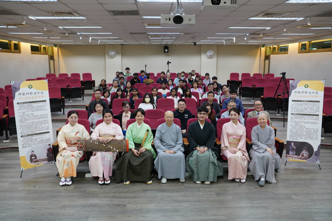 玄奘大学举办「邦乐的前世今生―尺八与日本筝共舞」演奏会团体合影。(照片/玄奘大学提供)