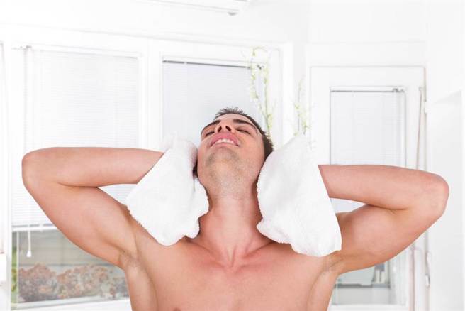 医师表示，莫名流汗是身体警讯，常见于糖尿病或其他周边神经病变。(示意图/ Shutterstock )