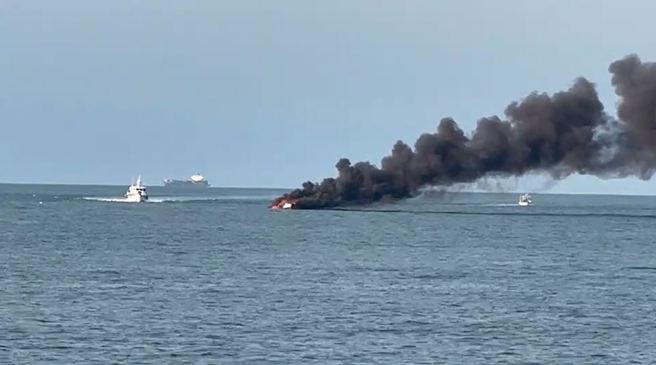 新北市万里区野柳渔港外海发生火烧船事件，海巡舰艇前往灭火中，1船长2船员全被获救无须送医。（翻摄自影片）