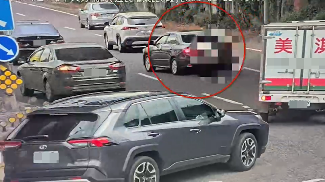 北市内湖区23日发生重大抢案，一名谢姓女子在内湖区一处银行提款后，于门口处遭到埋伏的嫌犯劫走其中500万元现金，红圈处为歹徒驾车逃逸的画面。（图／翻摄画面）