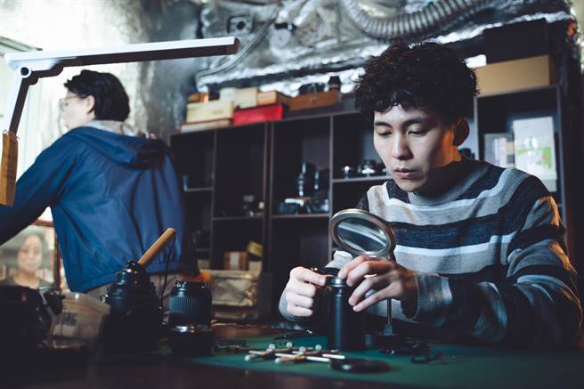 巫建和（右）在《阿波罗男孩》饰演自闭症患者，擅长修理物品但不懂如何与他人沟通，左为饰演阿姨的黄舒湄。（公视台语台提供）