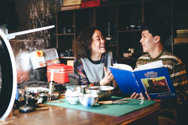  巫建和（右）和饰演母亲的范瑞君在《阿波罗男孩》有许多动人的对手戏。（公视台语台提供）