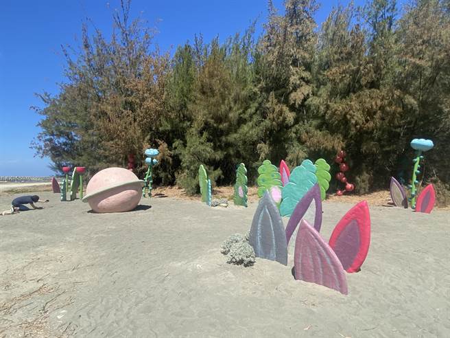 渔光岛艺术节明天登场，今年展出14件作品，图为孟耿如创作的《Aru第一次来渔光岛》，吸引民眾拍照。（曹婷婷摄）