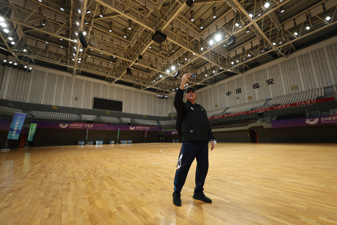 跆拳道总教练刘祖荫考察杭州亚运跆拳道场馆。（中华奥会提供）