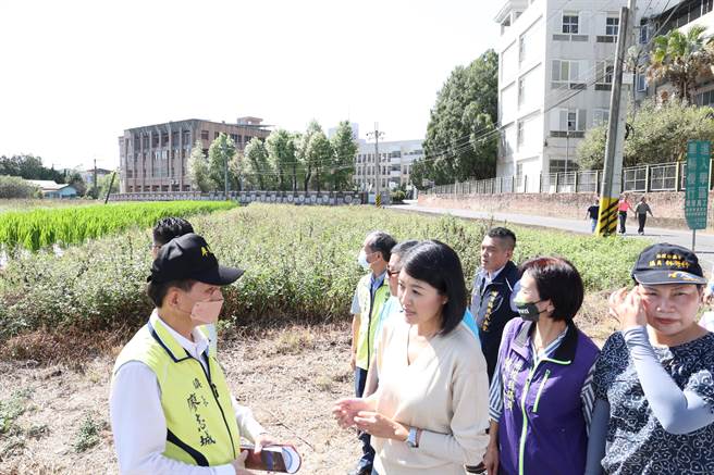 埔里鎮長廖志城建議南投縣長許淑華，可將埔里高工旁1.2公頃公兒36用地開發成轉運中心，還能蓋停車場、設置綠能運具據點及市集等。（楊靜茹攝）