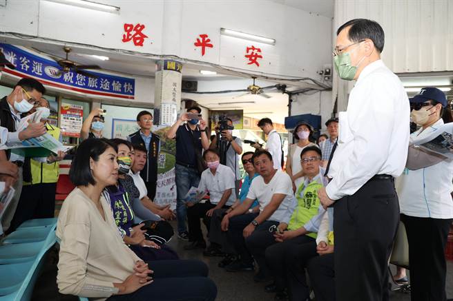 國光客運總經理戴宏聲指埔里車站建物屋齡逾50年，加上腹地狹小，建議附近承租1300坪停車場可設轉運中心。（楊靜茹攝）