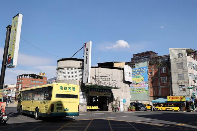 國光客運埔里車站建物老舊，加上腹地狹小，發展受限，不過人潮匯集，建議附近1300多坪停車場可蓋埔里交通轉運中心。（楊靜茹攝）