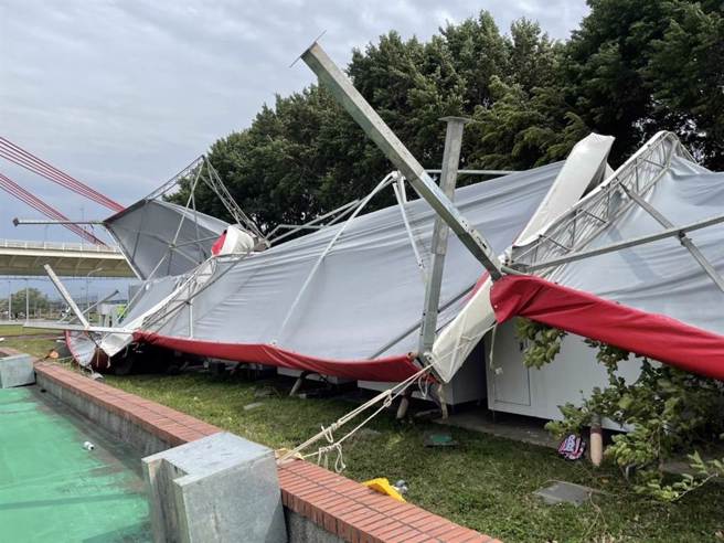 下午北市迎风河滨公园强风袭来，吹垮原住民运动会的工作帐篷，压伤1名女子，竞舟赛喊卡。（民眾提供）
