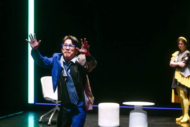 《再一步，天堂》一个中年危机的落魄男子，一个事业得意的商场CEO，一个乐于助人的年轻资优生。三个性格迥异的男女，带着三个截然不同的目标，亟欲进入眾人梦寐以求的「天堂」，却进入一个只进不出的「天堂」。（邓博仁摄）