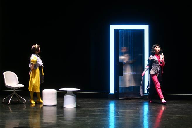 《再一步，天堂》一个中年危机的落魄男子，一个事业得意的商场CEO，一个乐于助人的年轻资优生。三个性格迥异的男女，带着三个截然不同的目标，亟欲进入眾人梦寐以求的「天堂」，却进入一个只进不出的「天堂」。（邓博仁摄）