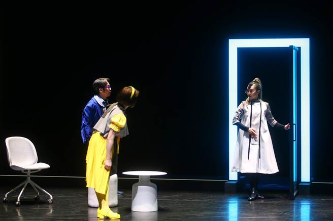 《再一步，天堂》是由金枝中生代导演施冬麟携手新世代编剧张敦智，翻转西方大师沙特经典《无路可出》为当代台湾版的黑色荒谬剧，以人性为擂台，再一步，迎来的将是如何出人意料的结局？（邓博仁摄）