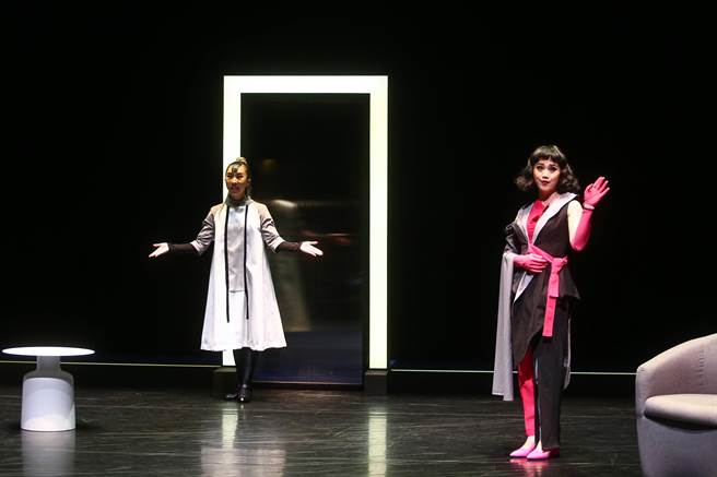 《再一步，天堂》是由金枝中生代导演施冬麟携手新世代编剧张敦智，翻转西方大师沙特经典《无路可出》为当代台湾版的黑色荒谬剧，以人性为擂台，再一步，迎来的将是如何出人意料的结局？（邓博仁摄）