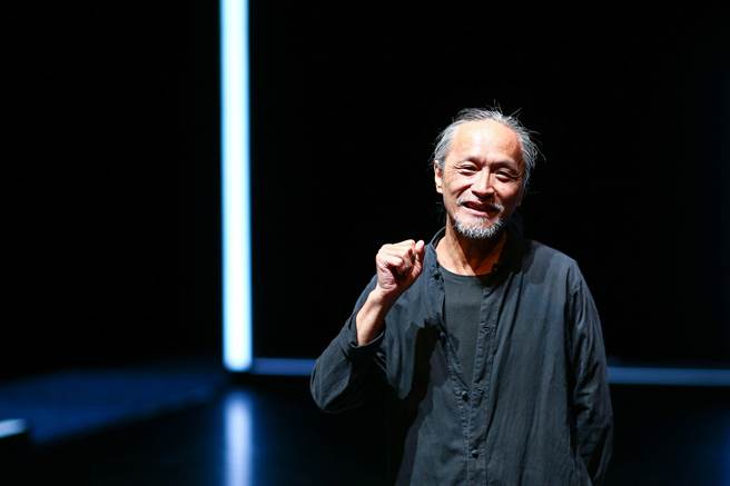 金枝演社，人称「二哥」的创团导演王荣裕，直称导演施冬麟把这剧导的很好看「这种哲学式的剧很难演出，要把文字用情绪带到观眾的眼里是件困难的事，但这出戏做到了」（邓博仁摄）