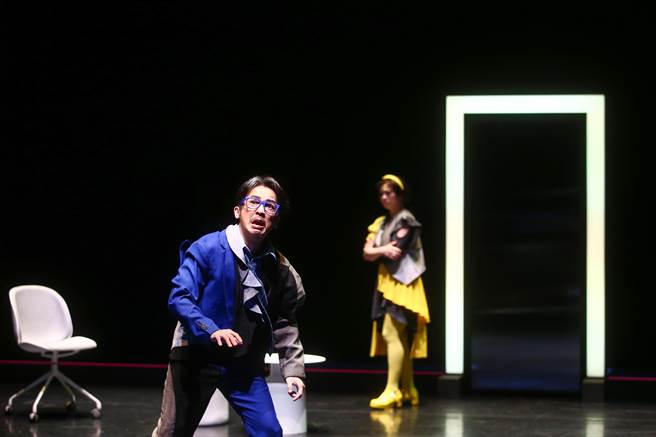 相较于原作沙特经典《无路可出》里死后受困在地狱的三位主角，《再一步，天堂？！》则改编成为虚拟实境空间「天堂」的玩家。（邓博仁摄）