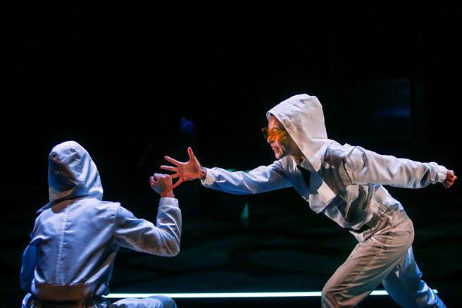 施冬麟也为作品新增两个角色，他表示，这是向剧作家贝克特的经典作《等待果陀》致敬。（邓博仁摄）