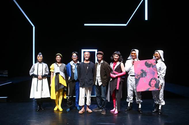 金枝演社创办人王荣裕表示，他未来会慢慢交棒给施冬麟，但并不是指退休，而是要让更多剧场人在金枝演社有所发挥。（邓博仁摄）