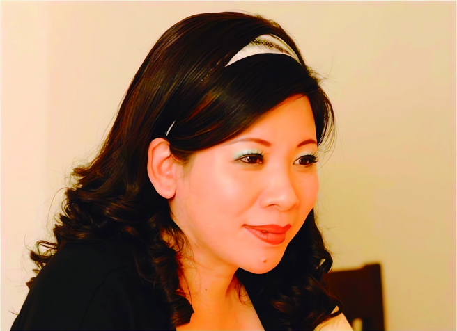 2014年，台大财金系与时任副校长汤明哲一起授课（小人物的国际政治），课后接受媒体访问。（图／时报出版提供）