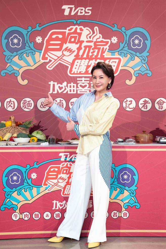 陈亚兰代言「加油喜事牛肉麵」与滷味。（TVBS提供）