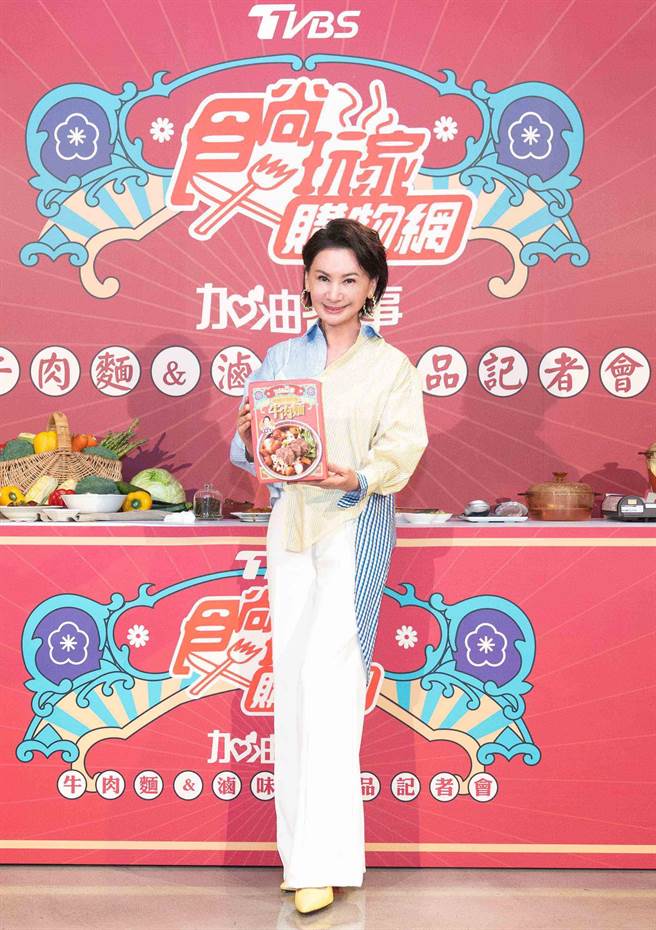 陈亚兰代言「加油喜事牛肉麵」与滷味。（TVBS提供）