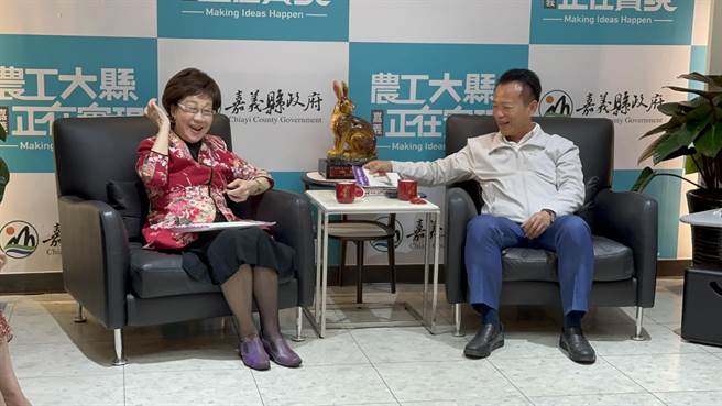 前副總統呂秀蓮23日下午至嘉義縣府拜訪縣長翁章梁，分享她對兩岸關係的看法。（邱顯誠攝）