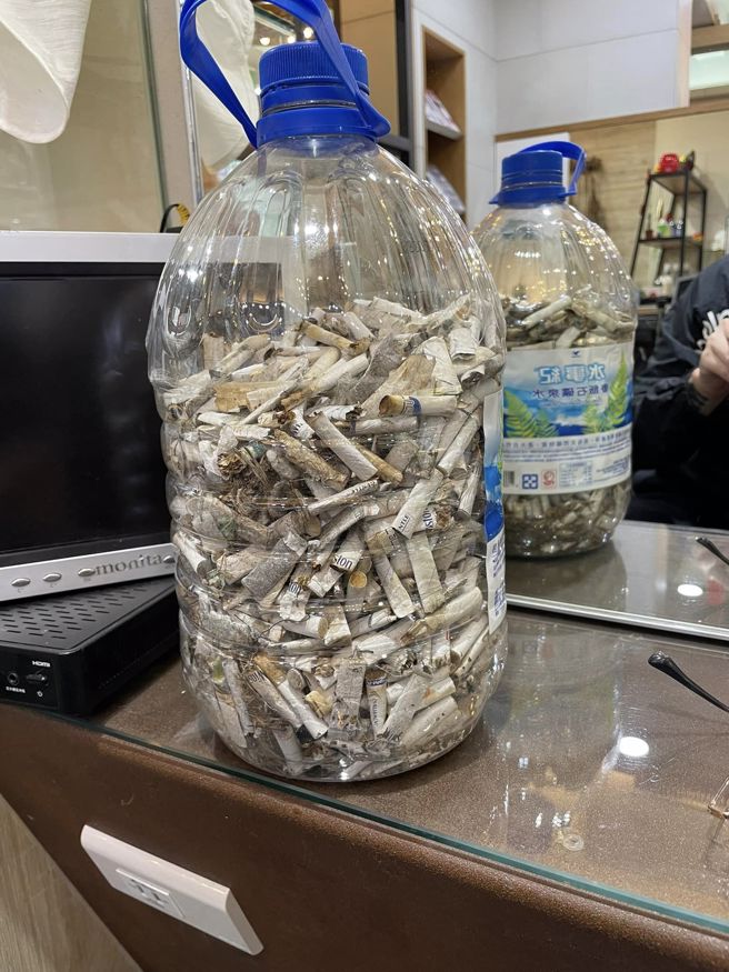 男子花1.5小时在路上捡拾800多根菸蒂。（翻摄自爆废公社二馆脸书）