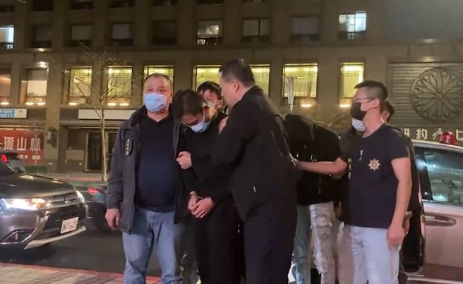 女子500萬鉅款遭搶，警方逮捕到4嫌後，將朝犯罪集團「黑吃黑」方向著手偵辦，追查幕後藏鏡人。（翻攝自影片）