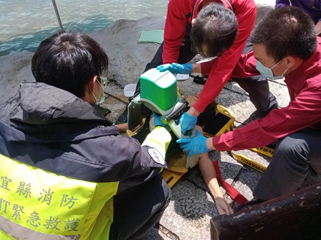 经消防局大同分队队员到场接手抢救，该女性已呈现OHCA。（民眾提供／吴佩蓉宜兰传真）