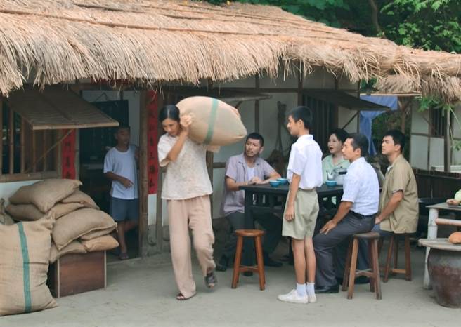 安心亚扛麻袋来真的。（公视台语台提供）