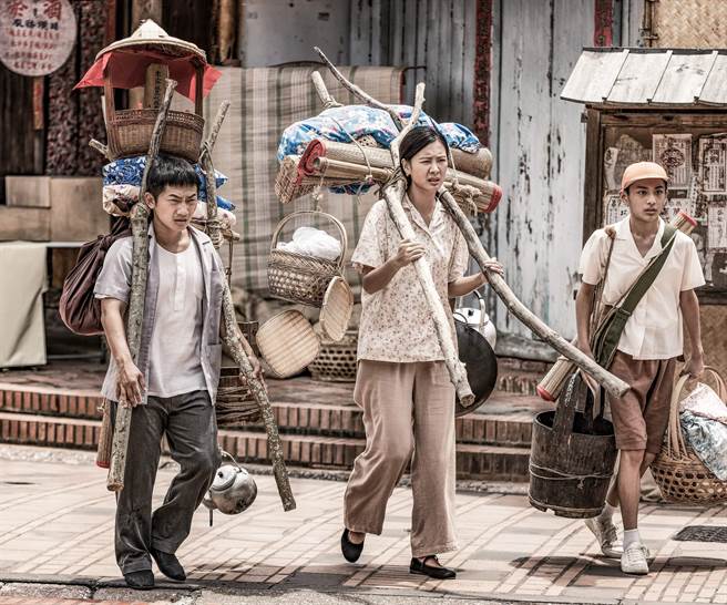 安心亚剧中吃苦耐劳，收「神力女超人」封号。（公视台语台提供）