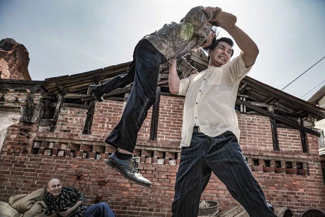 伊正出场戏就是武打戏相当吸睛。（公视台语台提供）